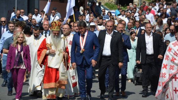 НА СТОТИНЕ ВЕРНИКА У ВЕЛИЧАНСТВЕНОЈ ЛИТИЈИ: Почело обележавање Видовдана у Крушевцу (ФОТО/ВИДЕО) НА СТОТИНЕ ВЕРНИКА У ВЕЛИЧАНСТВЕНОЈ ЛИТИЈИ: Почело обележавање Видовдана у Крушевцу (ФОТО/ВИДЕО)