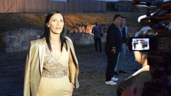 КАСАНДРА И ИФИГЕНИЈА ЈОЈ ДОНЕЛЕ НАГРАДУ: Кристина Јањић Стојановић победница „Виминацијум феста“ КАСАНДРА И ИФИГЕНИЈА ЈОЈ ДОНЕЛЕ НАГРАДУ: Кристина Јањић Стојановић победница „Виминацијум феста“