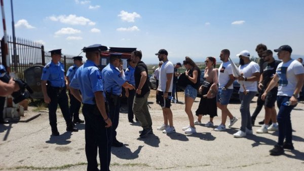 СКИДАЈУ МАЈИЦЕ СА СРПСКИМ ОБЕЛЕЖЈИМА: Полиција лажне државе претреса окупљене на улазу на Газиместан СКИДАЈУ МАЈИЦЕ СА СРПСКИМ ОБЕЛЕЖЈИМА: Полиција лажне државе претреса окупљене на улазу на Газиместан