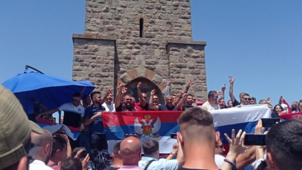 ОДЈЕКУЈЕ СА ГАЗИМЕСТАНА: После помена косовским јунацима који је служио патријарх Порфирије, ори се српска песма и вијоре заставе (ФОТО) ОДЈЕКУЈЕ СА ГАЗИМЕСТАНА: После помена косовским јунацима који је служио патријарх Порфирије, ори се српска песма и вијоре заставе (ФОТО)