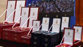 СВЕ СПРЕМНО ЗА ЦЕРЕМОНИЈУ: Председник Вучић уручује данас видовданска одликовања (ФОТО) СВЕ СПРЕМНО ЗА ЦЕРЕМОНИЈУ: Председник Вучић уручује данас видовданска одликовања (ФОТО)