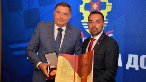 PLAKETA GRADA MILORADU DODIKU: U Doboju održana svečana akademija PLAKETA GRADA MILORADU DODIKU: U Doboju održana svečana akademija