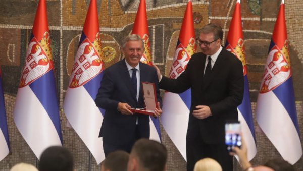 ЧЕКА НАС САДА НЕШТО ВЕОМА ВАЖНО... Светислав Пешић добио орден Карађорђеве звезде другог степена, па се у свом стилу обратио ЧЕКА НАС САДА НЕШТО ВЕОМА ВАЖНО... Светислав Пешић добио орден Карађорђеве звезде другог степена, па се у свом стилу обратио
