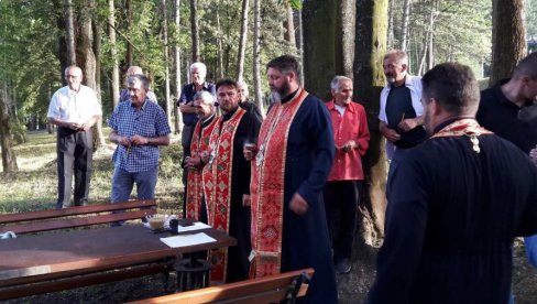 SEĆANJE NA ŽRTVE KOMUNISTA: Služen parastos pored jame na Stražici SEĆANJE NA ŽRTVE KOMUNISTA: Služen parastos pored jame na Stražici