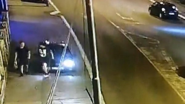 ПОКОСИО ПЕШАКА, ПА ПОБЕГАО: Бахати возач налетео на младића (27) на тротоару у улици Браће Јерковић, хитна га превезла у Ургентни центар ПОКОСИО ПЕШАКА, ПА ПОБЕГАО: Бахати возач налетео на младића (27) на тротоару у улици Браће Јерковић, хитна га превезла у Ургентни центар
