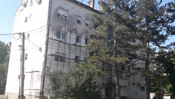 МАЈСТОР ОБЕЋАВАО, А СТАНАРИ НАСЕЛИ: Житељи зграде у Падинској скели нису једине жртве опасног преваранта МАЈСТОР ОБЕЋАВАО, А СТАНАРИ НАСЕЛИ: Житељи зграде у Падинској скели нису једине жртве опасног преваранта