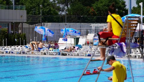 BEOGRADSKI BAZENI KRCATI I NOĆU: Detaljan spisak gde sve možete na noćno kupanje, do koliko sati i koliko košta karta BEOGRADSKI BAZENI KRCATI I NOĆU: Detaljan spisak gde sve možete na noćno kupanje, do koliko sati i koliko košta karta