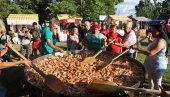 SMAZALI KAJGANU OD 1016 JAJA I KRILCA KAO DESERT: Još jednom oboren rekord u najvećem tiganju u Banatu (FOTO)