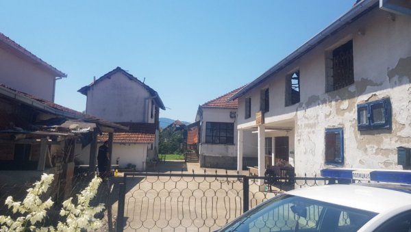 КУЋА ГДЕ ЈЕ НАЂЕНО ТЕЛО ЗАБЕТОНИРАНОГ ИВАНА: Двориште запечаћено, полиција обезбеђује место злочина (ФОТО/ ВИДЕО) КУЋА ГДЕ ЈЕ НАЂЕНО ТЕЛО ЗАБЕТОНИРАНОГ ИВАНА: Двориште запечаћено, полиција обезбеђује место злочина (ФОТО/ ВИДЕО)
