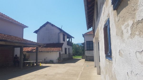 МЕШТАНИ У СТРАХУ ЈОШ ТРАЖЕ УБИЦУ: У Великом Трњану и даље узнемирени убиством и самоубиством МЕШТАНИ У СТРАХУ ЈОШ ТРАЖЕ УБИЦУ: У Великом Трњану и даље узнемирени убиством и самоубиством