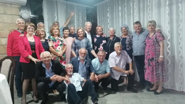 УЗ МУЗИКУ ВРАЋЕНЕ УСПОМЕНЕ: Генерација матураната 1972. прославила педесету годишњицу матуре УЗ МУЗИКУ ВРАЋЕНЕ УСПОМЕНЕ: Генерација матураната 1972. прославила педесету годишњицу матуре