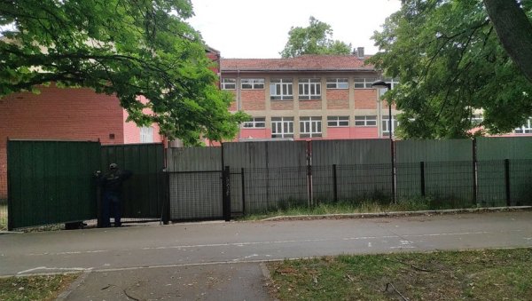 ТОКОМ ЛЕТА ОПРЕМАЊЕ КАБИНЕТА: Радови на реконструкцији Девете гимназије у завршној фази ТОКОМ ЛЕТА ОПРЕМАЊЕ КАБИНЕТА: Радови на реконструкцији Девете гимназије у завршној фази