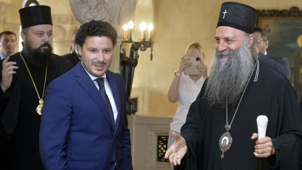 АБАЗОВИЋ НА УДАРУ ЗБОГ ТЕМЕЉНОГ УГОВОРА: Протест пред Владом Црне Горе, Социјалдемократе траже смену АБАЗОВИЋ НА УДАРУ ЗБОГ ТЕМЕЉНОГ УГОВОРА: Протест пред Владом Црне Горе, Социјалдемократе траже смену