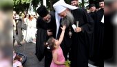 VELIKA TI BRADA: Patrijarh Porfirije objavio sjajan snimak - devojčica mu prišla, a onda su svi prasnuli u smeh (FOTO/VIDEO)