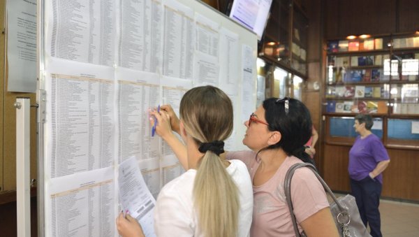 НА МЕДИЦИНИ ИСПОД ЦРТЕ 50 ВУКОВАЦА: Прелиминарне ранг-листе на факултетима показале огромне разлике у успеху и знању будућих бруцоша НА МЕДИЦИНИ ИСПОД ЦРТЕ 50 ВУКОВАЦА: Прелиминарне ранг-листе на факултетима показале огромне разлике у успеху и знању будућих бруцоша