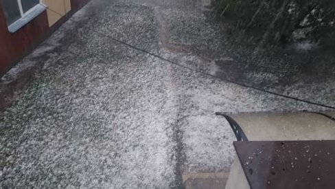 VIŠEGRAD SE ZABELEO USRED LETA: Za samo nekoliko minuta jako nevreme napravilo haos (VIDEO) VIŠEGRAD SE ZABELEO USRED LETA: Za samo nekoliko minuta jako nevreme napravilo haos (VIDEO)