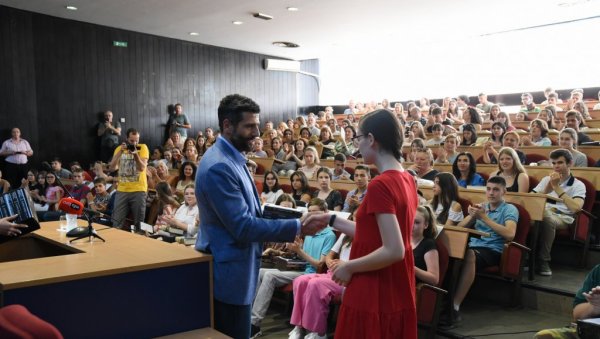 УЗ КЛАСИКЕ, КАРТА ЗА БАЗЕН: Градоначелник Шапић у ГО Нови Београд уручио награде најбољим ученицима УЗ КЛАСИКЕ, КАРТА ЗА БАЗЕН: Градоначелник Шапић у ГО Нови Београд уручио награде најбољим ученицима
