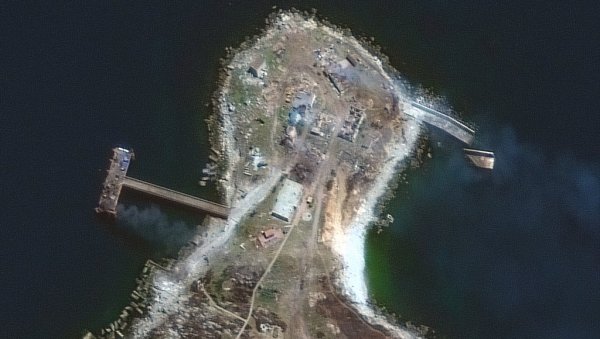 УКРАЈИНЦИ ТВРДЕ ДА КОНТРОЛИШУ ЗМИЈСКО ОСТРВО: Бацили смо заставу из хеликоптера, али још није подигнута УКРАЈИНЦИ ТВРДЕ ДА КОНТРОЛИШУ ЗМИЈСКО ОСТРВО: Бацили смо заставу из хеликоптера, али још није подигнута