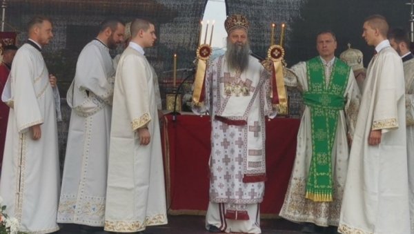 ПАТРИЈАРХ СТИГАО У БРАТУНАЦ: Годишњица страдања Срба - Порфирије служи литургију (ФОТО) ПАТРИЈАРХ СТИГАО У БРАТУНАЦ: Годишњица страдања Срба - Порфирије служи литургију (ФОТО)