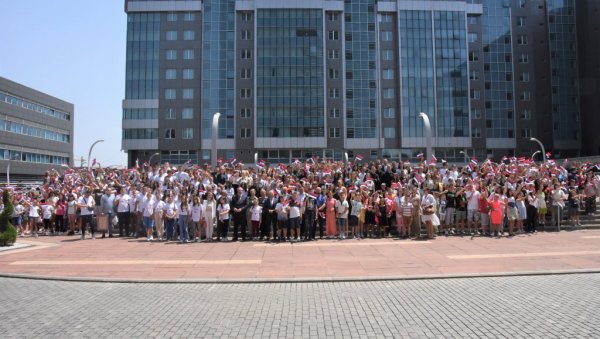 ПУНОГ СРЦА ГРАДЕ НОВА ПРИЈАТЕЉСТВА: Ђаци из Републике Српске угостили вршњаке са Косова и Метохије ПУНОГ СРЦА ГРАДЕ НОВА ПРИЈАТЕЉСТВА: Ђаци из Републике Српске угостили вршњаке са Косова и Метохије