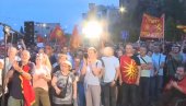 НАРОД ИЗАШАО НА УЛИЦЕ СКОПЉА: Не треба нам ЕУ, ако морамо се асимилујемо (ВИДЕО) НАРОД ИЗАШАО НА УЛИЦЕ СКОПЉА: Не треба нам ЕУ, ако морамо се асимилујемо (ВИДЕО)