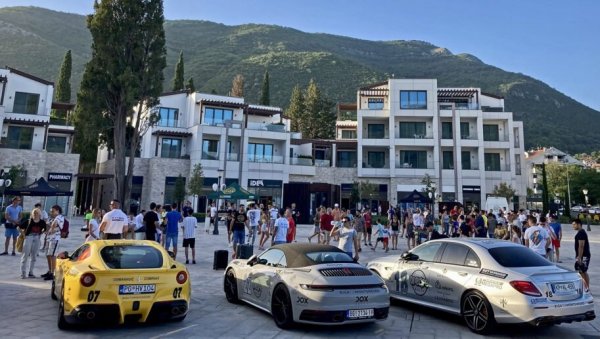 КАРАВАН ЛУКСУЗА У КУМБОРУ: После пређених 2.800 километара од Летоније, атрактивни аутомобили у Херцег Новом (ФОТО) КАРАВАН ЛУКСУЗА У КУМБОРУ: После пређених 2.800 километара од Летоније, атрактивни аутомобили у Херцег Новом (ФОТО)