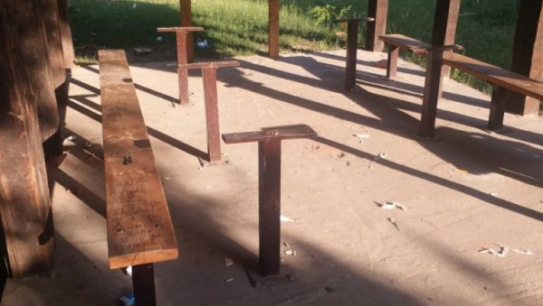 УКРАЛИ СТОЛОВЕ ИЗ ЛЕТЊЕ УЧИОНИЦЕ: Лопови однели мобилијар из дворишта ОШ Олга Петров у Падинској скели УКРАЛИ СТОЛОВЕ ИЗ ЛЕТЊЕ УЧИОНИЦЕ: Лопови однели мобилијар из дворишта ОШ Олга Петров у Падинској скели