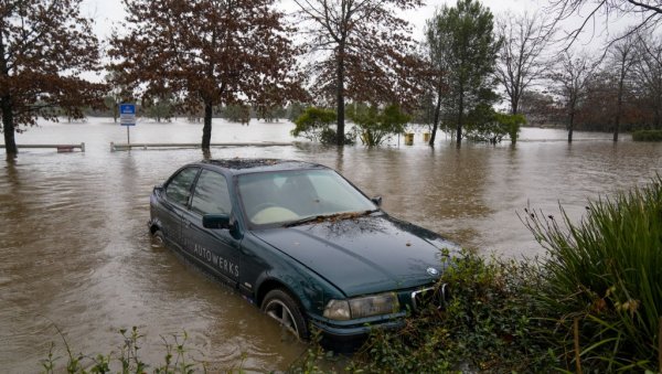 ПОПЛАВЕ У СИДНЕЈУ: Наређена евакуација за десетине хиљада грађана (ФОТО) ПОПЛАВЕ У СИДНЕЈУ: Наређена евакуација за десетине хиљада грађана (ФОТО)