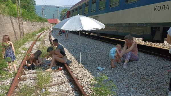 УМЕСТО НА ПЛАЖИ, СУНЧАЈУ СЕ ПОРЕД ПРУГЕ: Прве фотографије воза са 600 путника који се покварио код Бродарева (ФОТО) УМЕСТО НА ПЛАЖИ, СУНЧАЈУ СЕ ПОРЕД ПРУГЕ: Прве фотографије воза са 600 путника који се покварио код Бродарева (ФОТО)