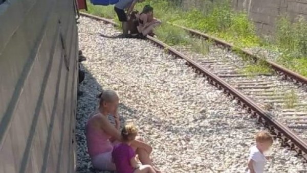 ТОПЕ СЕ ШИНЕ ОД ВРУЋИНЕ Путница из заглављеног воза код Бродарева за Новости: Добили смо кекс и воду, паклено је ТОПЕ СЕ ШИНЕ ОД ВРУЋИНЕ Путница из заглављеног воза код Бродарева за Новости: Добили смо кекс и воду, паклено је