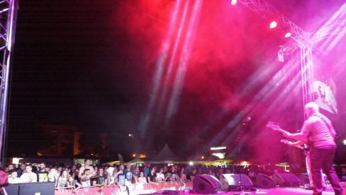 LETO U ZNAKU ROKENROLA: Zvezde zasijale na festivalu „Banjalučki dani muzike“ (FOTO/VIDEO)