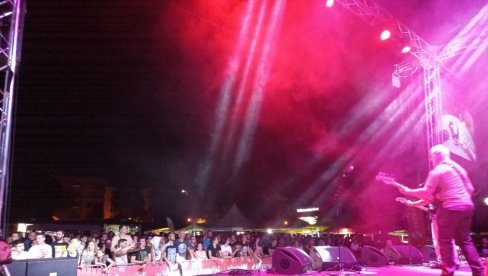 LETO U ZNAKU ROKENROLA: Zvezde zasijale na festivalu „Banjalučki dani muzike“ (FOTO/VIDEO) LETO U ZNAKU ROKENROLA: Zvezde zasijale na festivalu „Banjalučki dani muzike“ (FOTO/VIDEO)