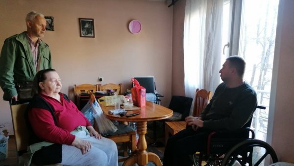 ЗАБОРАВЉЕНИ У ЧЕТИРИ ЗИДА: Удружење Свети Сава покреће акцију помоћи за породицу Лопатић из околине Пала ЗАБОРАВЉЕНИ У ЧЕТИРИ ЗИДА: Удружење Свети Сава покреће акцију помоћи за породицу Лопатић из околине Пала