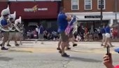 PUCNJAVA NA PARADI POVODOM DANA NEZAVISNOSTI: Strahuje se da je više ljudi poginulo (VIDEO) PUCNJAVA NA PARADI POVODOM DANA NEZAVISNOSTI: Strahuje se da je više ljudi poginulo (VIDEO)