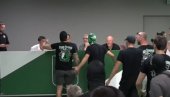 NEVIĐEN HAOS: Huligani sa fantomkama upali u klub i oterali trenera (VIDEO) NEVIĐEN HAOS: Huligani sa fantomkama upali u klub i oterali trenera (VIDEO)