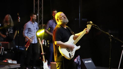 KOLJA SPUSTIO ZAVESU: U Kraljevu završen 12. po redu festval DŽezibar KOLJA SPUSTIO ZAVESU: U Kraljevu završen 12. po redu festval DŽezibar
