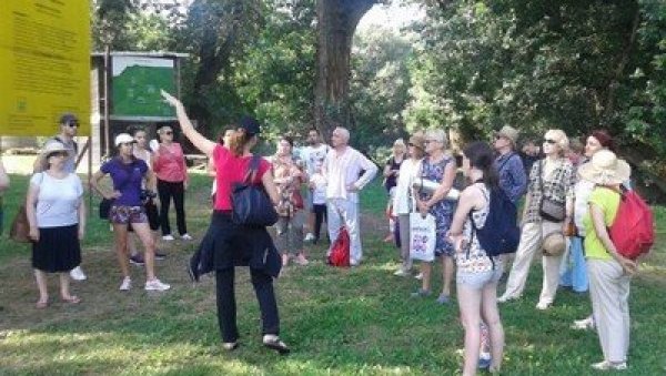АВАНТУРА У ДИВЉИНИ НАДОМАК ВЕЛЕГРАДА Општина Земун организује бесплатне пешачке туре по Великом ратном острву током лета АВАНТУРА У ДИВЉИНИ НАДОМАК ВЕЛЕГРАДА Општина Земун организује бесплатне пешачке туре по Великом ратном острву током лета