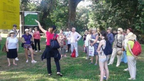 AVANTURA U DIVLJINI NADOMAK VELEGRADA Opština Zemun organizuje besplatne pešačke ture po Velikom ratnom ostrvu tokom leta AVANTURA U DIVLJINI NADOMAK VELEGRADA Opština Zemun organizuje besplatne pešačke ture po Velikom ratnom ostrvu tokom leta