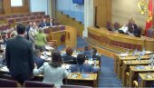 ХАОС У СКУПШТИНИ ЦРНЕ ГОРЕ: „Немој да се дигнем нос да ти сломим“ (ВИДЕО) ХАОС У СКУПШТИНИ ЦРНЕ ГОРЕ: „Немој да се дигнем нос да ти сломим“ (ВИДЕО)