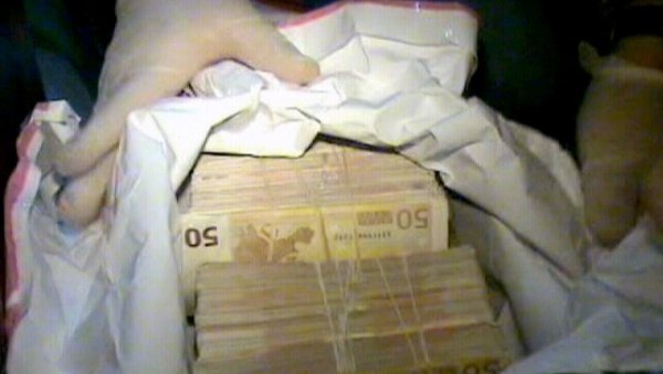 МАФИЈУ ЋЕ УСТРОЈИТИ ОД ЈЕСЕНИ: Након сугестија из Брисела, Закон о пореклу имовине анализира Министарство правде Црне Горе МАФИЈУ ЋЕ УСТРОЈИТИ ОД ЈЕСЕНИ: Након сугестија из Брисела, Закон о пореклу имовине анализира Министарство правде Црне Горе