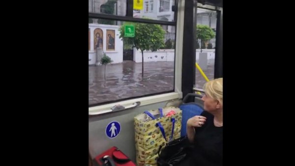 ОТВОРИЛО СЕ НЕБО: У Београду лије као из кабла, улице под водом, на Новом Београду аутобуси миле, потоп у Тошином бунару (ВИДЕО) ОТВОРИЛО СЕ НЕБО: У Београду лије као из кабла, улице под водом, на Новом Београду аутобуси миле, потоп у Тошином бунару (ВИДЕО)