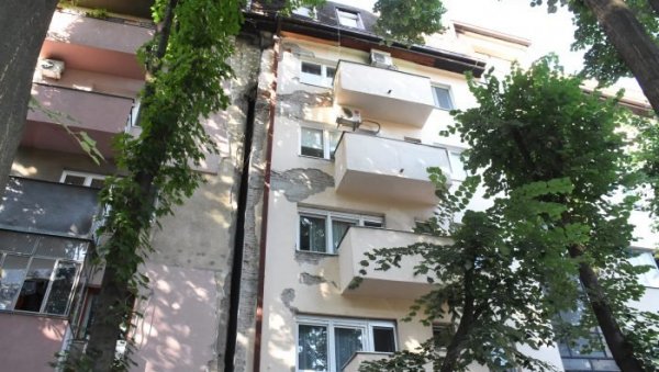 СТАНАРИ ОСТАЈУ У ДОМОВИМА: На јесен треба да почне обнова улеглих зграда у земунској улици Милана Узелца СТАНАРИ ОСТАЈУ У ДОМОВИМА: На јесен треба да почне обнова улеглих зграда у земунској улици Милана Узелца