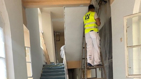 ДОТЕРУЈУ УЛАЗЕ И МЕЊАЈУ САНДУЧИЋЕ: Почели радови на поправци дотрајалих делова зграда које већински финансира општина Савски венац ДОТЕРУЈУ УЛАЗЕ И МЕЊАЈУ САНДУЧИЋЕ: Почели радови на поправци дотрајалих делова зграда које већински финансира општина Савски венац