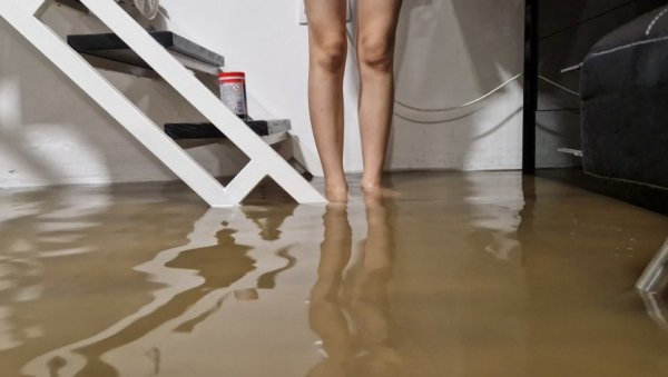 СТАН ПОД ВОДОМ ПОСЛЕ НЕВРЕМЕНА: У новобеоградским Павиљонима киша направила хаос (ФОТО) СТАН ПОД ВОДОМ ПОСЛЕ НЕВРЕМЕНА: У новобеоградским Павиљонима киша направила хаос (ФОТО)