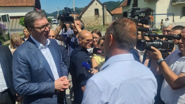 ВУЧИЋ СЕ НАШАЛИО И ИСМЕЈАО ТРАЧЕВЕ: Где год да се појавим и најавим пут, одмах кажу е, та кућа ту је Вучићева па зато гради (ВИДЕО) ВУЧИЋ СЕ НАШАЛИО И ИСМЕЈАО ТРАЧЕВЕ: Где год да се појавим и најавим пут, одмах кажу е, та кућа ту је Вучићева па зато гради (ВИДЕО)