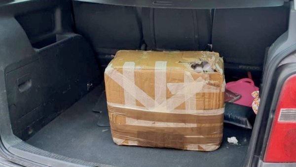 У ГЕПЕКУ АУТОМОБИЛА ПРОНАЂЕНО 56.400 ТАБЛЕТА: Код мушкарца (40) из Зубиног Потока пронађене психоактивне супстанце У ГЕПЕКУ АУТОМОБИЛА ПРОНАЂЕНО 56.400 ТАБЛЕТА: Код мушкарца (40) из Зубиног Потока пронађене психоактивне супстанце