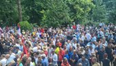 IVANJICA ČEKA VUČIĆA: Vijore se trobojke - okupili se brojni građani (FOTO) IVANJICA ČEKA VUČIĆA: Vijore se trobojke - okupili se brojni građani (FOTO)