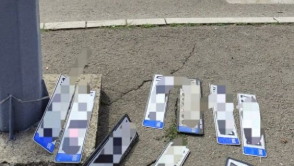 НАКОН ПОПЛАВЕ У БЕОГРАДУ: На вибер групи објављене фотографије таблица које су отпадале са аутомобила - ево где се могу пронаћи (ФОТО) НАКОН ПОПЛАВЕ У БЕОГРАДУ: На вибер групи објављене фотографије таблица које су отпадале са аутомобила - ево где се могу пронаћи (ФОТО)