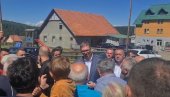 DOČEK ZA PREDSEDNIKA NA ODVRAĆENICI: Vučića pozdravio okupljeni narod (VIDEO) DOČEK ZA PREDSEDNIKA NA ODVRAĆENICI: Vučića pozdravio okupljeni narod (VIDEO)
