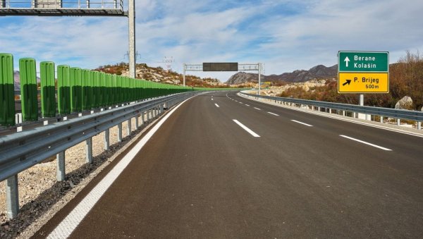 ВОЗАЧЕ ЋЕ ПРАТИТИ СА ПЕЛЕВОГ БРИЈЕГА: Све је спремно за отварање прве деонице ауто-пута од Смоковца до Матешева дуге око 41 км ВОЗАЧЕ ЋЕ ПРАТИТИ СА ПЕЛЕВОГ БРИЈЕГА: Све је спремно за отварање прве деонице ауто-пута од Смоковца до Матешева дуге око 41 км